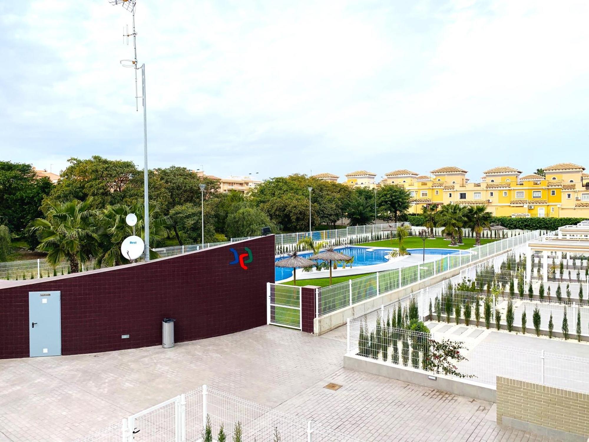 Magnifico Apartamento De Planta Alta La Isla Torrevieja Extérieur photo