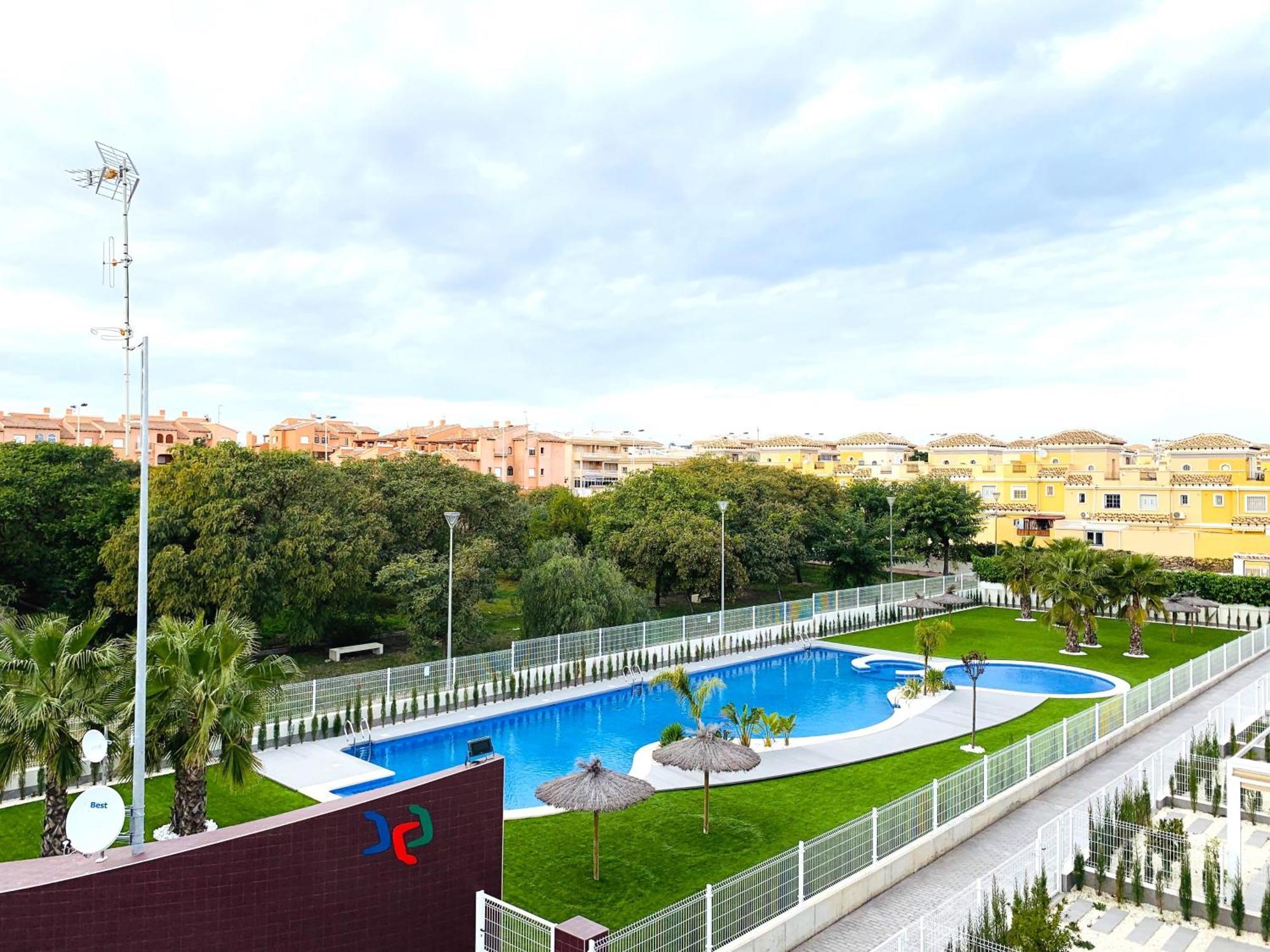 Magnifico Apartamento De Planta Alta La Isla Torrevieja Extérieur photo